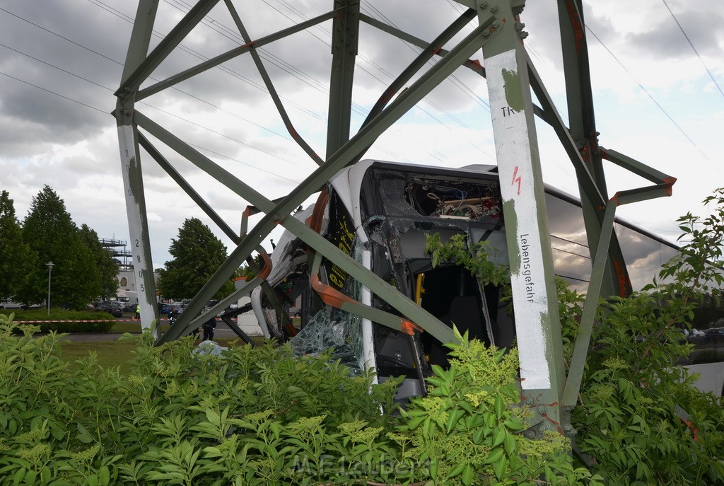 Schwerer Bus Unfall Koeln Porz Gremberghoven Neuenhofstr P440.JPG - Miklos Laubert